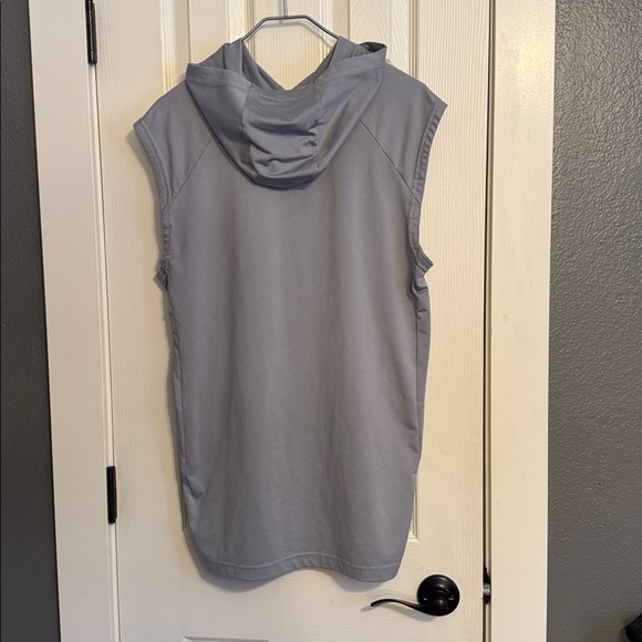 Men’s Umbro brand sleeveless hoodie work out top. Size medium. - Picture 4 of 4